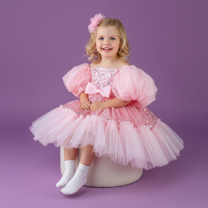 Roze meisjesfeestjurk met opvallende pofmouwen, glinsterende pailletten en zachte tule lagen