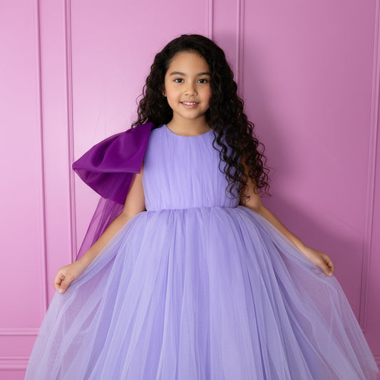 Lila meisjesfeestjurk met oversized strik en meerdere lagen tule
