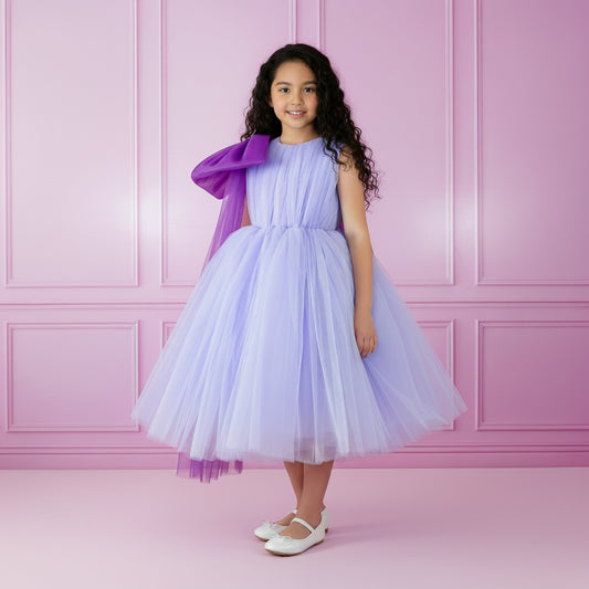 Lila meisjesfeestjurk met oversized strik en meerdere lagen tule
