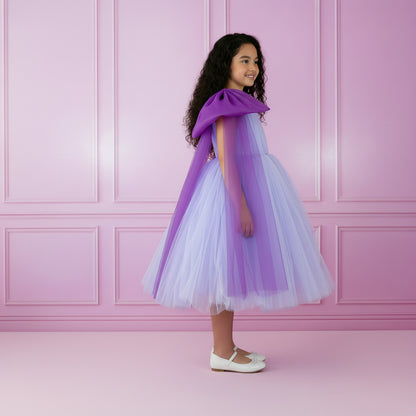 Lila meisjesfeestjurk met oversized strik en meerdere lagen tule