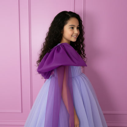 Lila meisjesfeestjurk met oversized strik en meerdere lagen tule
