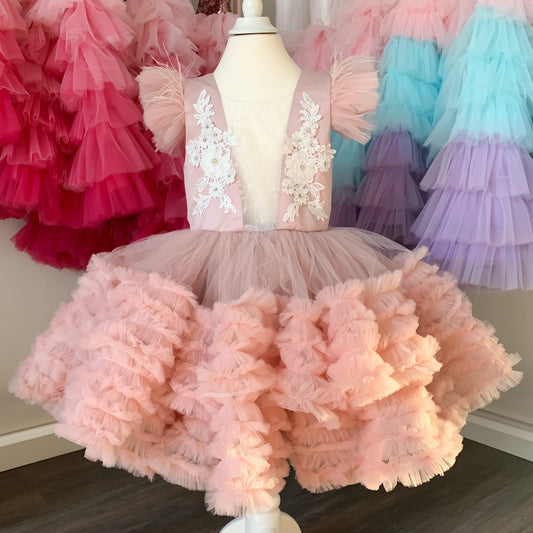 Handgemaakte feestjurk voor meisjes in beige kleur met een strik en veren.